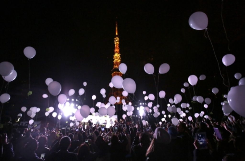 In Japan begrüßen die Menschen das neue Jahr vor dem Tokyo Tower mit Unmengen an Luftballons.