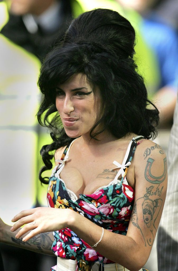 Die 2011 verstorbene Sängerin Amy Winehouse war ein beliebtes Ziel der Paparazzi. Doch die Engländerin machte nie einen Hehl daraus, dass sie die Fotografen nicht mochte. Hin und wieder ging sie auf sie los, so wie 2008 beim Verlassen ihres Hauses in London.