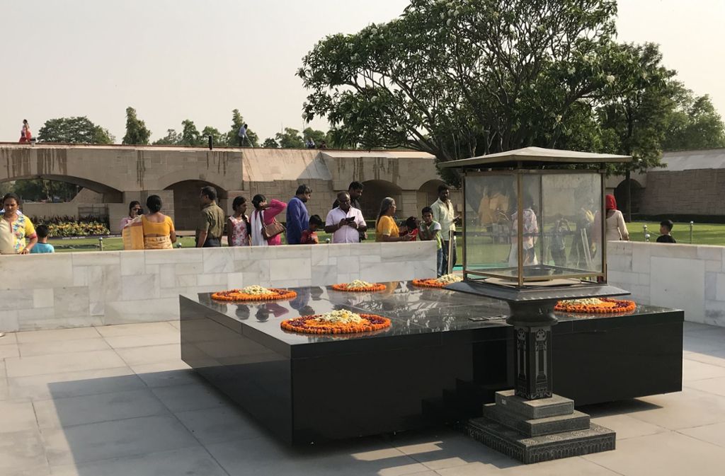 In Delhi wurde Gandhi 1948 von einem Hindufanatiker erschossen, ein tragisches Ende für den Friedensprediger, der sich immer für die Versöhnung zwischen Moslems und Hindus eingesetzt hatte. „Hé Ram“ (Oh Gott) waren seine letzten Worte, die auf der Marmorplatte an der Verbrennungsstätte in Delhi stehen. Hier brennt ein ewiges Licht für den Friedensprediger.