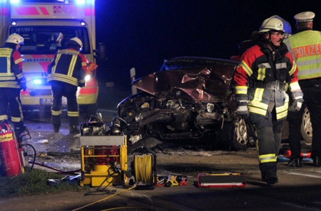 Bei einem Unfall nahe Hemmingen (Kreis Ludwigsburg) sind sieben Menschen teils schwer verletzt worden.