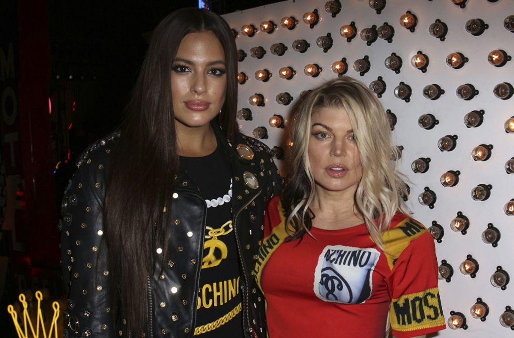 Model Ashley Graham und The Black Eyed Peas-Sängerin Fergie lassen sich zusammen fotografieren.