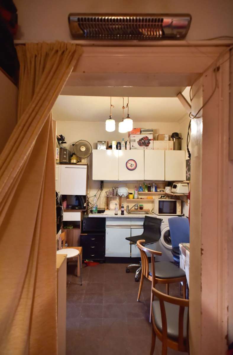 In die Küche passt nur ein kleiner Tisch an der Wand, beheizt werden kann nur das Schlafzimmer mittels Strahler.