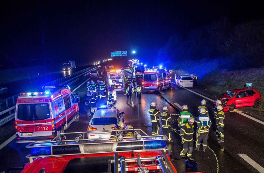 Auf der A8 bei Esslingen ist es am Samstagabend zu einem schweren Unfall gekommen.