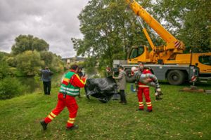 Auto stürzt in Neckar – Dreharbeiten in Plochingen für die „Bestatterin“