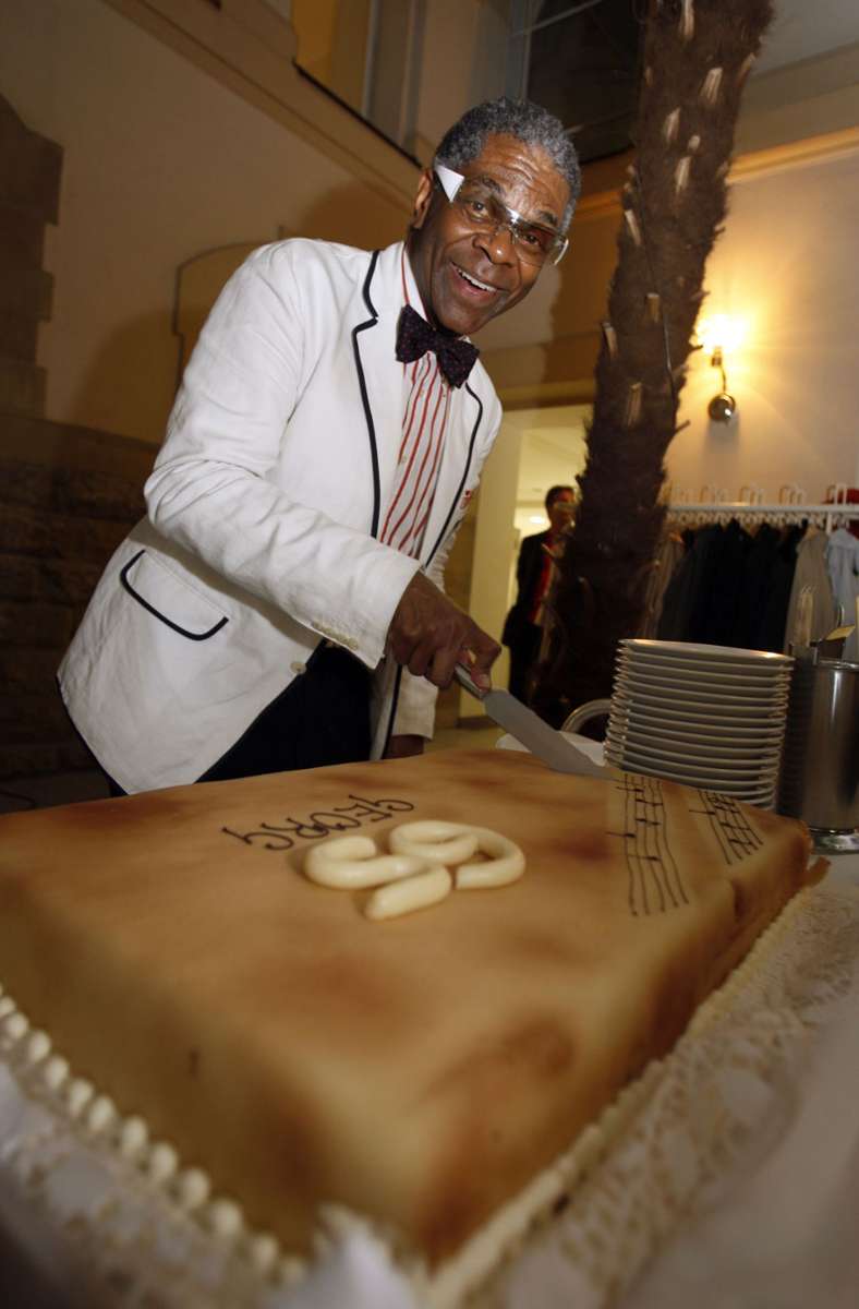 George Bailey, 1944 in Denver geboren, schneidet die Torte für seinen 65. Geburtstag an.