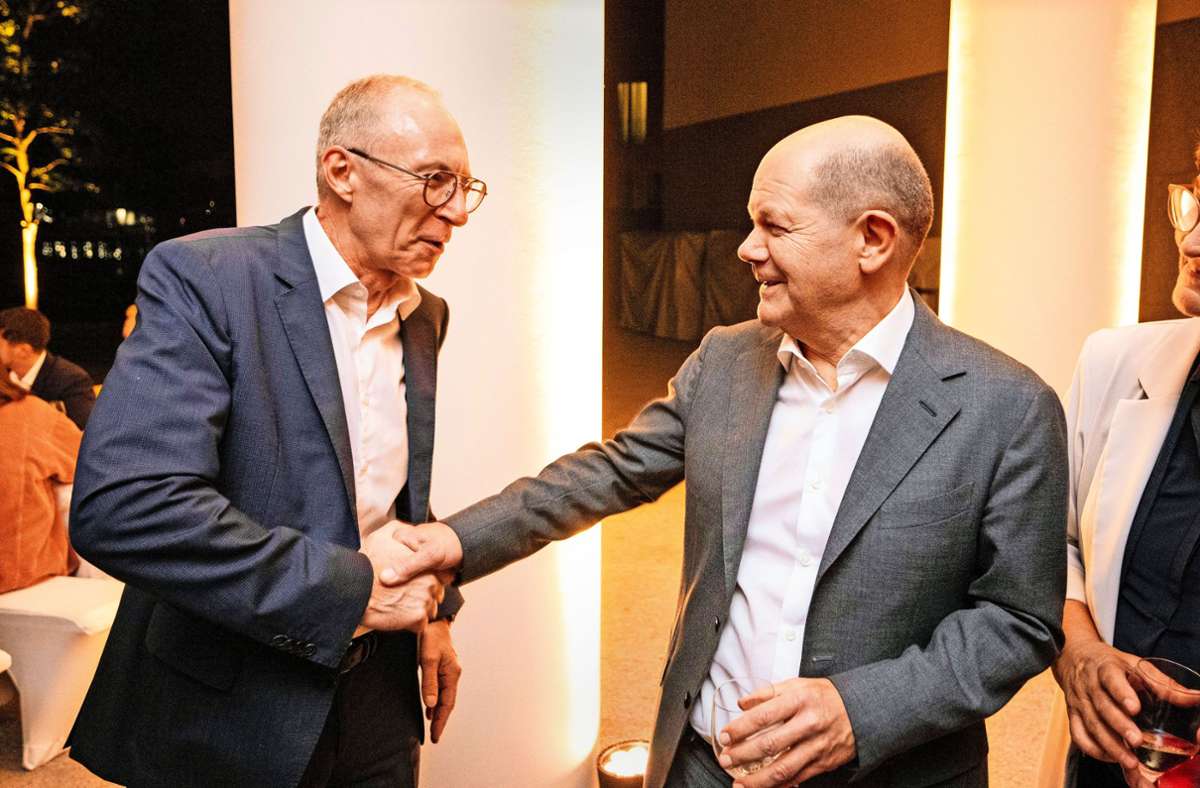 Herbert Dachs (links), Geschäftsführer der Medienholding Süd, begrüßt den Kanzler.