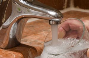 Einwohner müssen Trinkwasser wegen Keimen abkochen