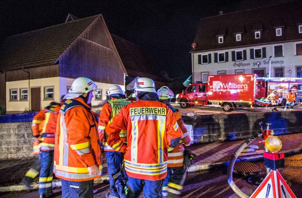 Die Feuerwehren aus Vellberg, Ilshofen, Schwäbisch Hall und Crailsheim bekämpften mit 90 Einsatzkräften und 15 Fahrzeugen die Flammen.