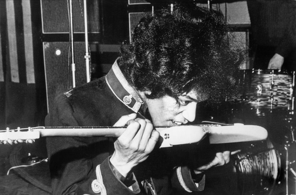 Crosstown Traffic (1968): Ein echter Pophit gelang Hendrix mit dieser Nummer, der in seiner Studiofassung auch heute noch erstaunlich frisch klingt.Im Bild: Spiel mit der Zunge, undatiert