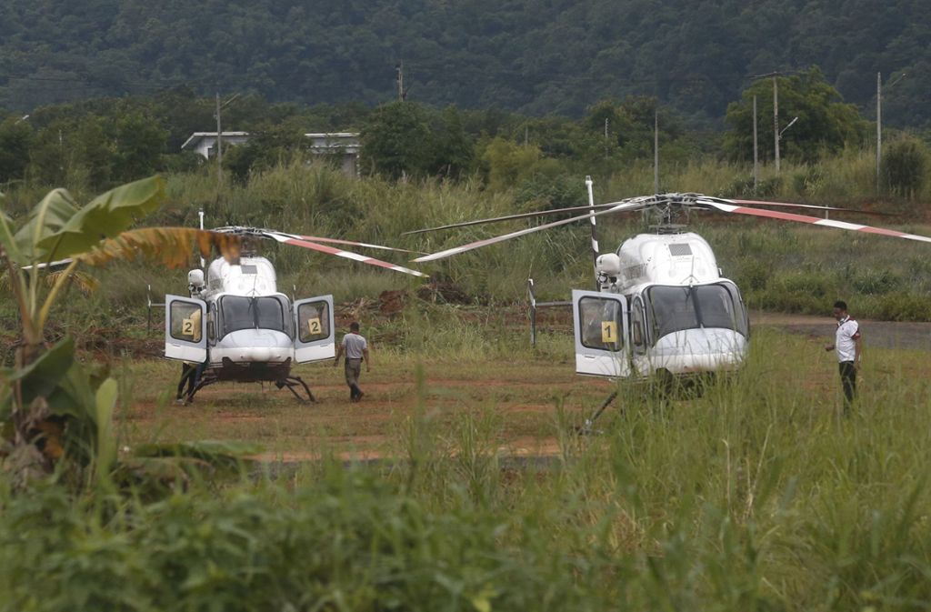 Rettungshelikopter stehen bereit, um die Jugendlichen in ein Krankenhaus zu bringen.