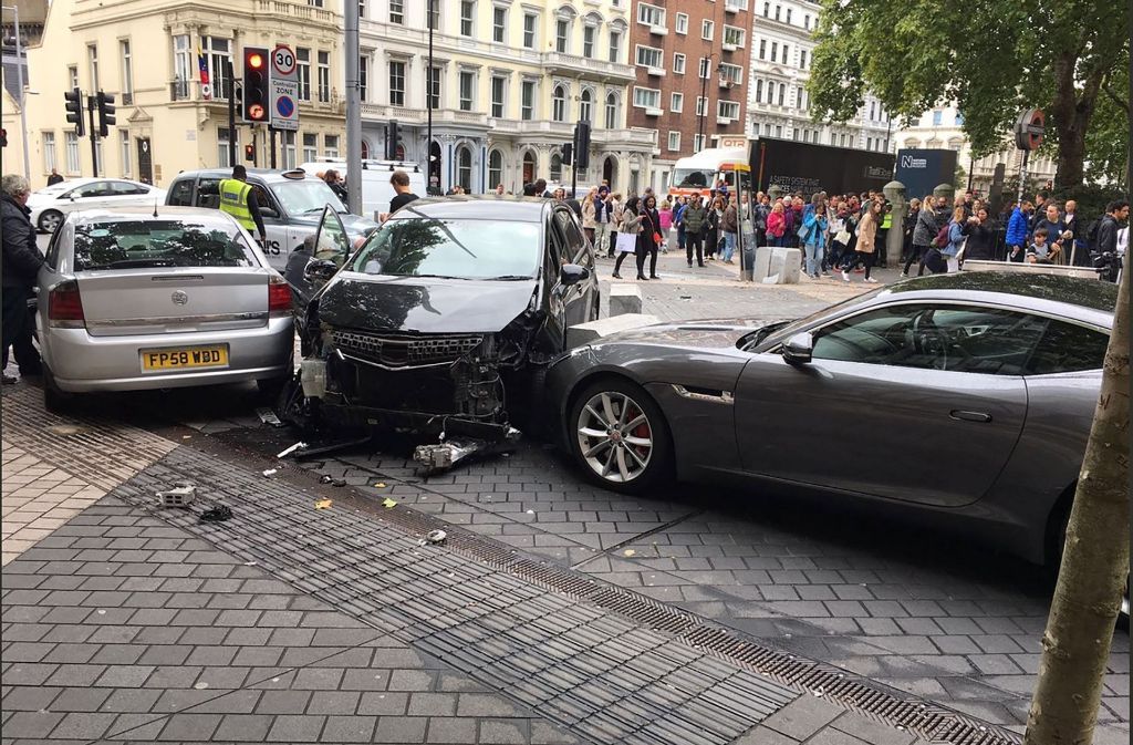 In London ist ein Mann mit einem Auto in eine Menschenmenge gerast.