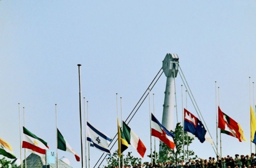 Auf halbmast: die olympische Flagge nach den Attentaten in München 1972. Foto: dpa