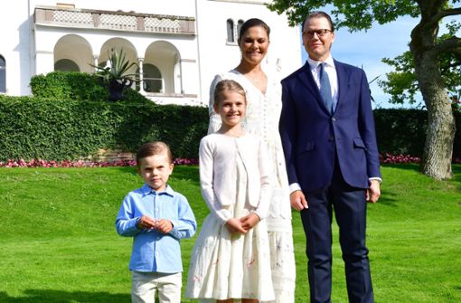 Während Estelle mit ihrer Mutter, Kronprinzessin Victoria von Schweden, um die Wette strahlt, schauen Prinz Daniel und der kleine Oscar eher kritisch. Foto: AP/Jonas Ekstromer