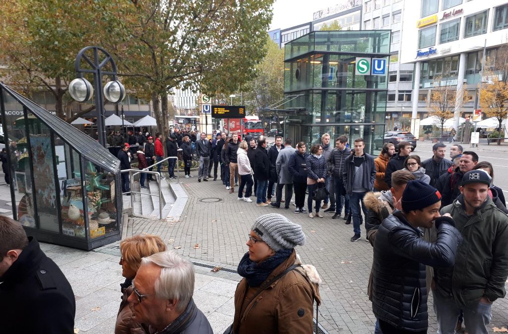 Vor dem Club Cape Collins in der Stuttgarter Stadtmitte bildeten sich lange Schlangen: Etliche Fans wollten sich ein Exemplar des neuen Sondertrikots des VfB Stuttgart ergattern.