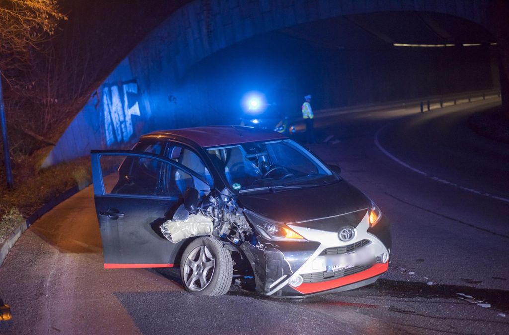 Eine 37-jährige Toyota-Fahrerin hat in der Nacht zum Donnerstag im Stuttgarter Süden auf der Karl-Kloß-Straße Richtung Degerloch einen Unfall verursacht.