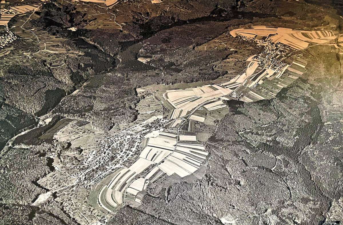 Auf dem Luftbild aus dem Jahr  1972 sind die beiden Lichtenwalder Ortsteile zu sehen: links vorne Hegenlohe, rechts hinten Thomashardt. Foto: pst/Peter Stotz