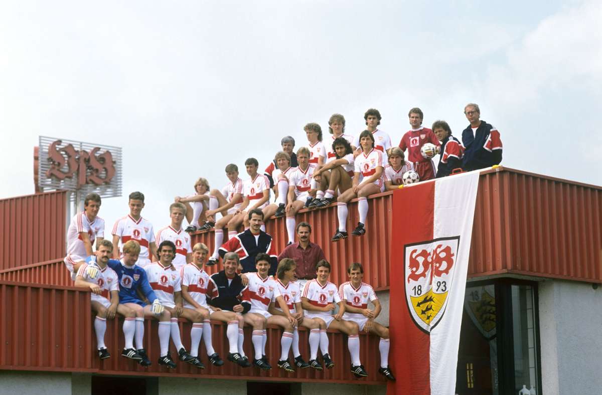 So sahen Mannschaftsfotos früher aus: Die VfB-Mannschaft der Saison 1987/88 auf dem Dach des Clubgeländes.