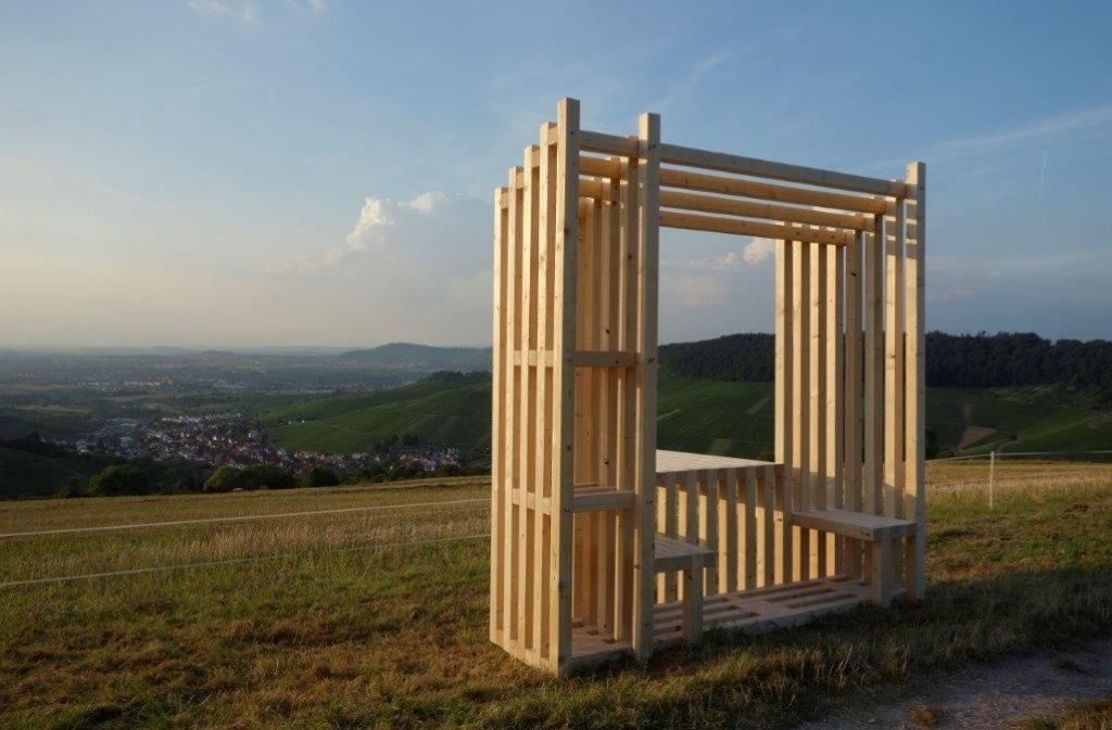 Leseort mit Durch- und Ausblick: Bewusst hat Florian Schwender seine Sitzplatz einem Fensterrahmen gleich gestaltet.