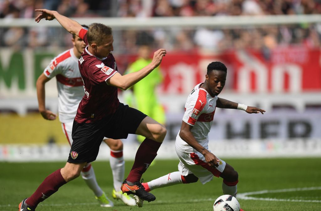 VfB-Spieler Carlos Mané im Zweikampf mit Marco Hartmann