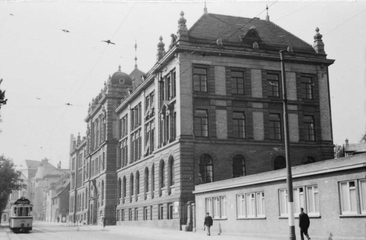 Die Schule Fritz Bauers: das Eberhard-Ludwigs-Gymnasium an der Holzgartenstraße. 1944 wurde es bei einem Bombenangriff zerstört.