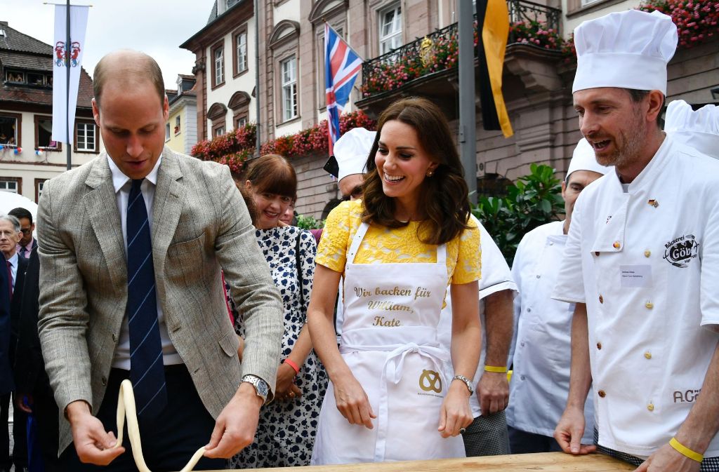 Prinz William und seine Frau Kate lernen von einem Bäckermeister...