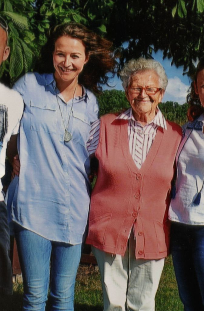 Katrin Bauerfeind mit ihrer Oma Irmgard Ulmer im Sommer 2017