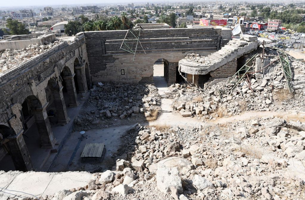 Zerstörungen im Innenhof der Nebi Yunus Moschee fotografiert im Jahre 2019.