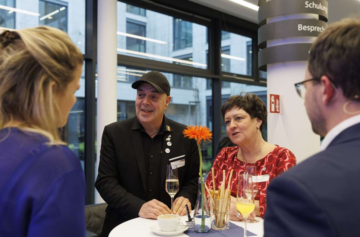 Unter den Nominierten: Detlef Raasch vom Verein Christopher Street Day mit Pro-Stuttgart-Geschäftsführerin Bärbel Mohrmann im Gespräch mit den Jurymitgliedern Sara Dahme und Kerim Arpad.