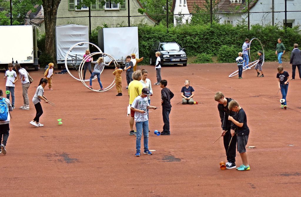 Die Körschtalschüler üben sich in Fußball-Jonglage und Reifenkunst. Foto: Julia Bosch