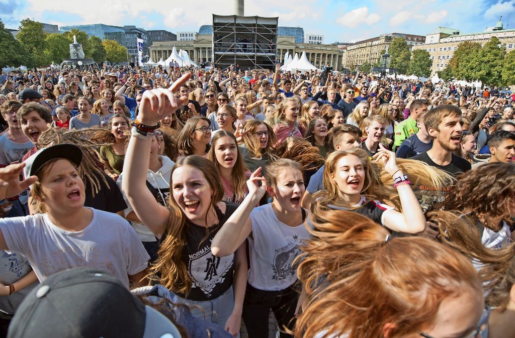 Tausende Jugendliche haben am zweiten Tag der Reformationsfeier am Sonntag den Schlossplatz bevölkert – und alle waren bester Stimmung.