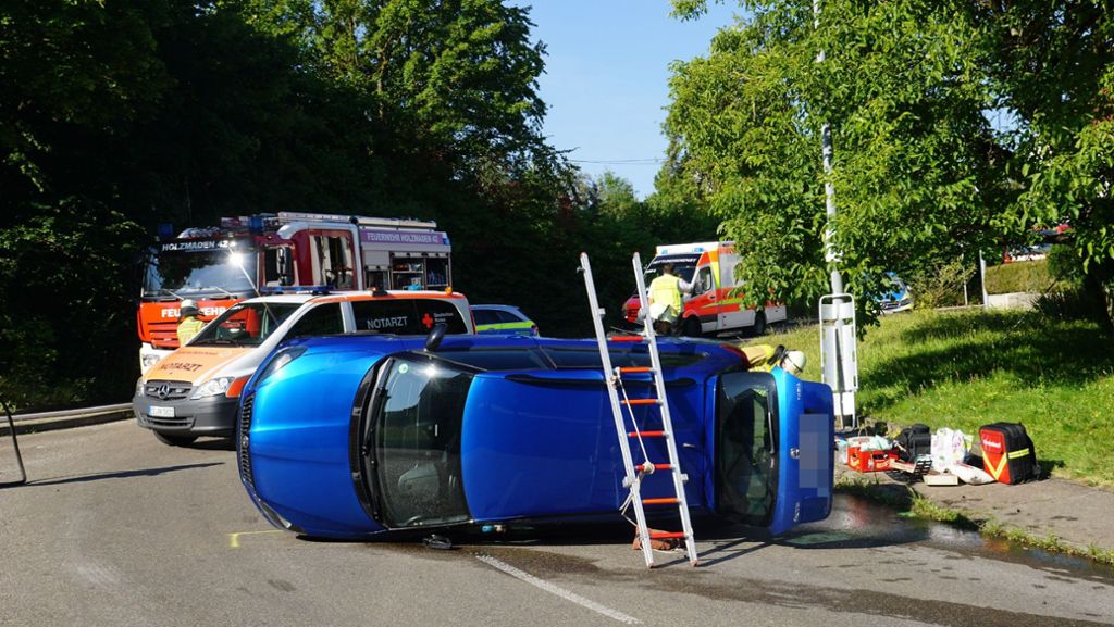 Unfall in Holzmaden im Kreis Esslingen: Frau aus gekipptem Auto geborgen
