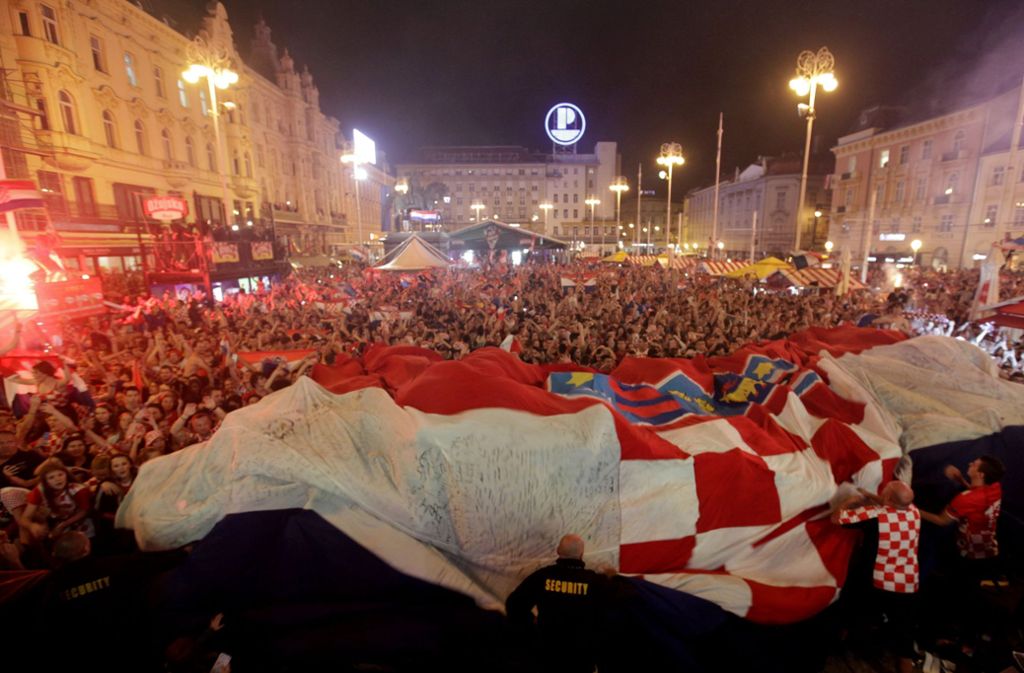 Eine riesige Fahne wurde in Zagreb ausgerollt,...