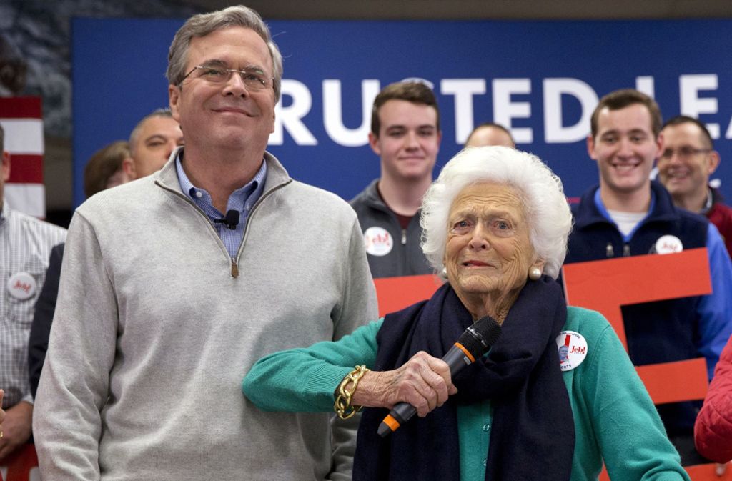 Der Familientradition folgend bewarb sich Bush-Sohn Jeb 2016 um das Präsidentenamt. Barbara Bush hatte zuvor noch trocken kommentiert, das Weiße Haus habe „genug Bushs“ gesehen – beim Wahlkampf unterstützte sie ihren Sohn trotzdem.