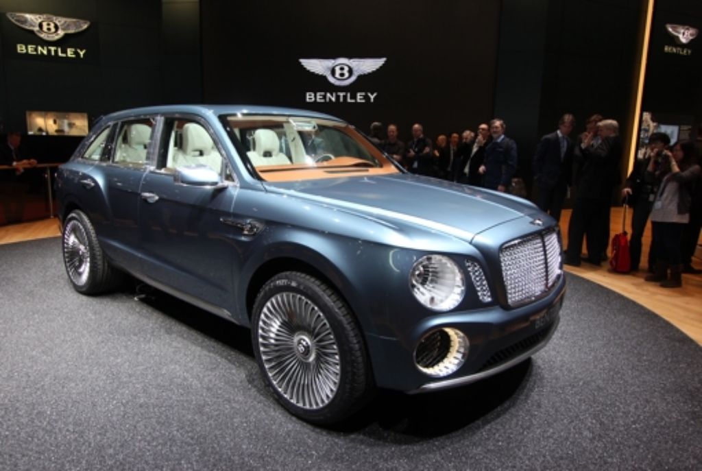 In einer ähnlichen Preisklasse wie der Ferrari dürfte auch das erste SUV der Luxusklasse liegen: Der Bentley EXP9F mit Zwölfzylindermotor wird aber voraussichtlich erst in drei Jahren in Serie gehen.