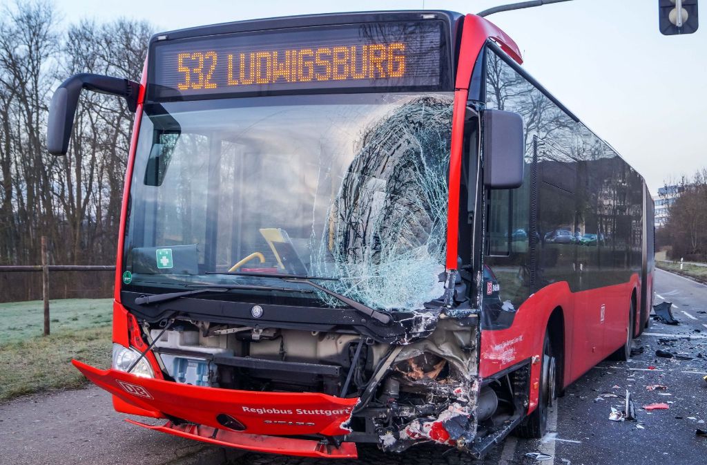 Nach ersten Erkenntnissen der Polizei wurden auch der Busfahrer und ein Fahrgast im Bus verletzt.