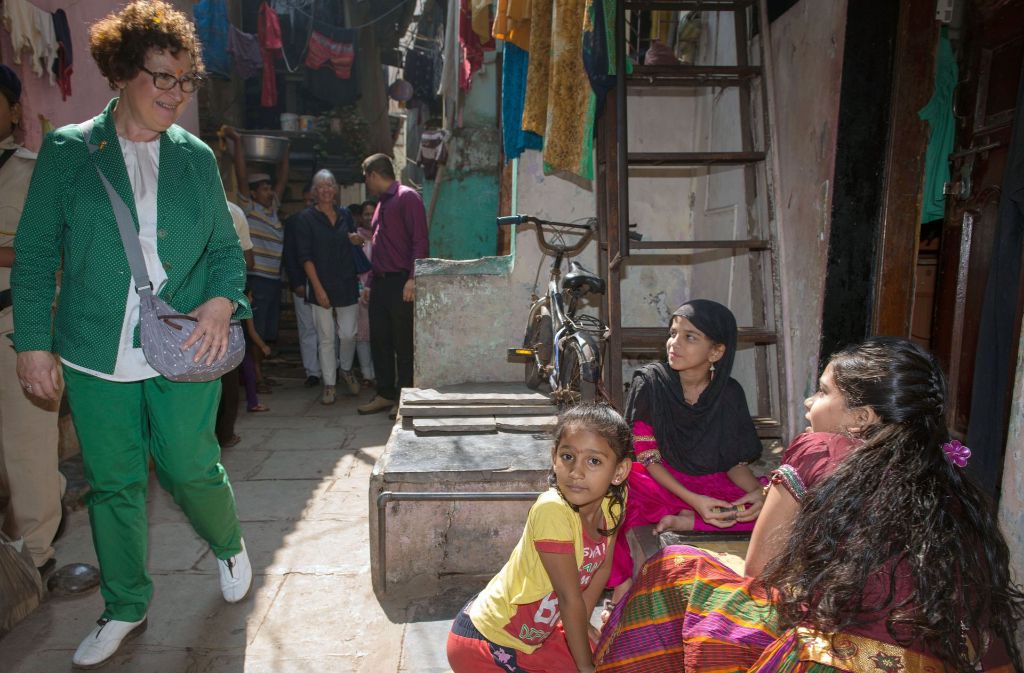 Gerlinde Kretschmann besucht den Slum Dharavi. Der Slum gilt als einer der größten und wirtschaftsstärksten in Asien. Trotzdem leben viele Menschen dort von nur wenigen Euro am Tag.