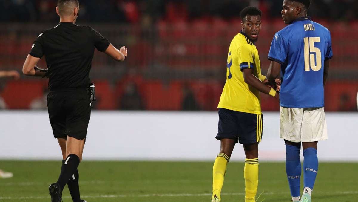  Nachdem ein Spieler des schwedischen U21-Nationalteams nach eigener Aussage bei dem Spiel gegen Italien rassistisch beleidigt worden ist, untersucht nun die Europäische Fußball-Union den Vorfall. 