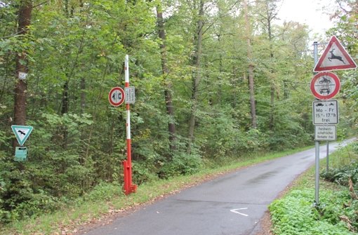 Nach dem Willen des Weilimdorfer Bezirksbeirats, soll die Schranke des Vicinalwegs durch das Naturschutzgebiet dauerhaft geschlossen bleiben. Foto: Martin Braun