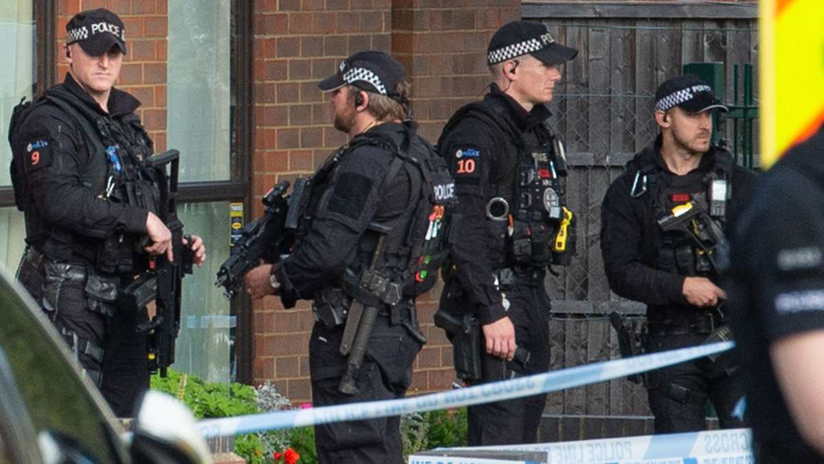  Die Bestürzung in Großbritannien über den gewaltsamen Tod des Abgeordneten Amess in Großbritannien ist riesig. Für die Polizei ist inzwischen klar, dass es sich um einen Terrorakt handelt. 
