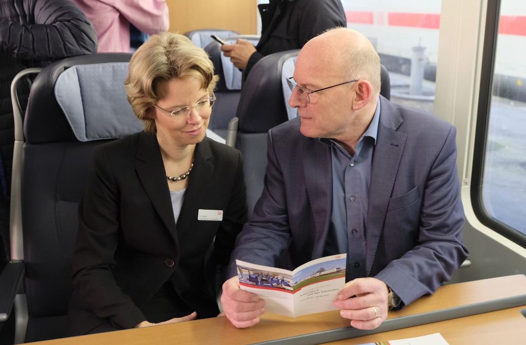 Bahn-Managerin Birgit Bohle und Verkehrsminister Winfried Hermann bei der Probefahrt.