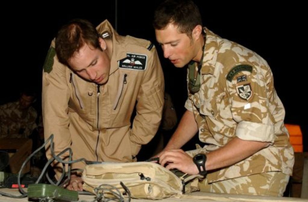 Nach Sandhurst lässt William sich zum Hubschrauberpiloten der Royal Air Force ausbilden. In Afghanistan, wo sein Bruder Harry kurzzeitig dient, wird William nicht eingesetzt - zu gefährlich, befindet die Militärführung. 2008 stattet der Thronfolger der Truppe am Hindukusch aber einen Kurzbesuch ab.