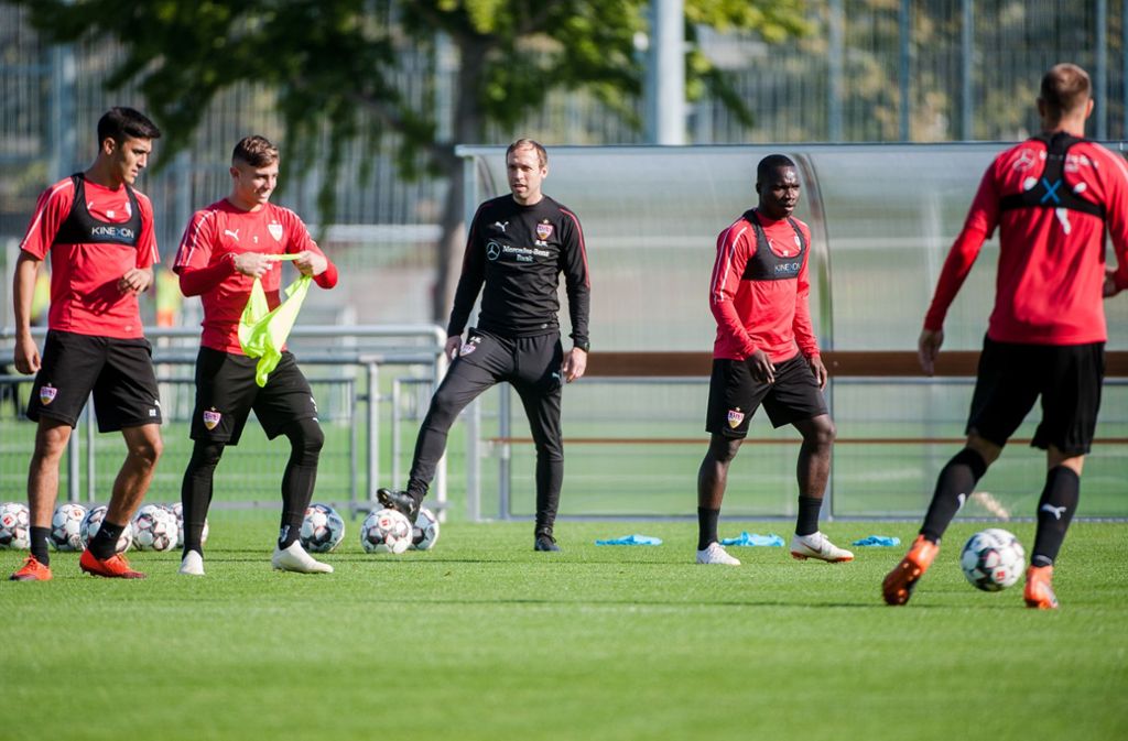Der Interimstrainer beim VfB Stuttgart: Andreas Hinkel (Mitte) leitete am Sonntag das Training der Reservisten.