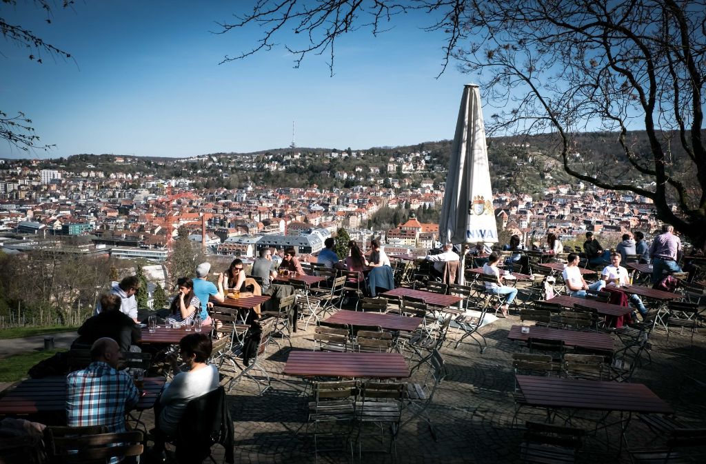 Im Biergarten auf der Karlshöhe liegt den Besuchern Stuttgart zu Füßen. Im und außerhalb des Kessels gibt es noch weitere Außenbewirtschaftungen, die zum gemütlichen Essen und Trinken unter freiem Himmel einladen.
