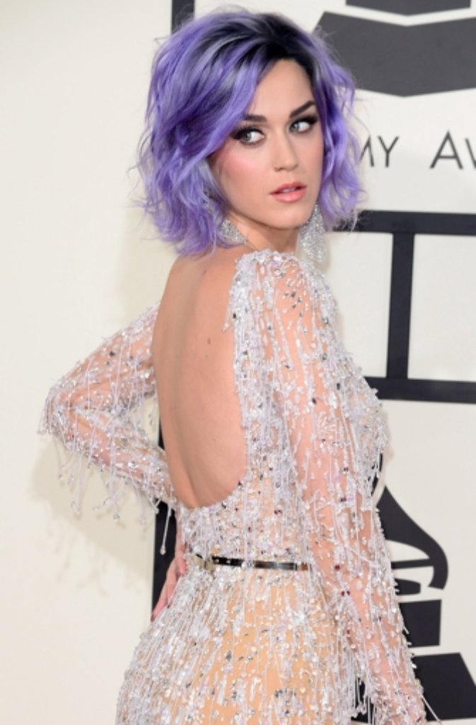 KATY PERRY: Ihr silbernes, leicht transparentes Kleid allein sorgte nicht für allzu viel Aufsehen. Doch Katy Perry (30) kombinierte dazu einen Nasenring und lila Haare. Diese sind übrigens ein bisschen im Trend: Auch Kelly Osbourne (30) wählte die Haarfarbe Lila.