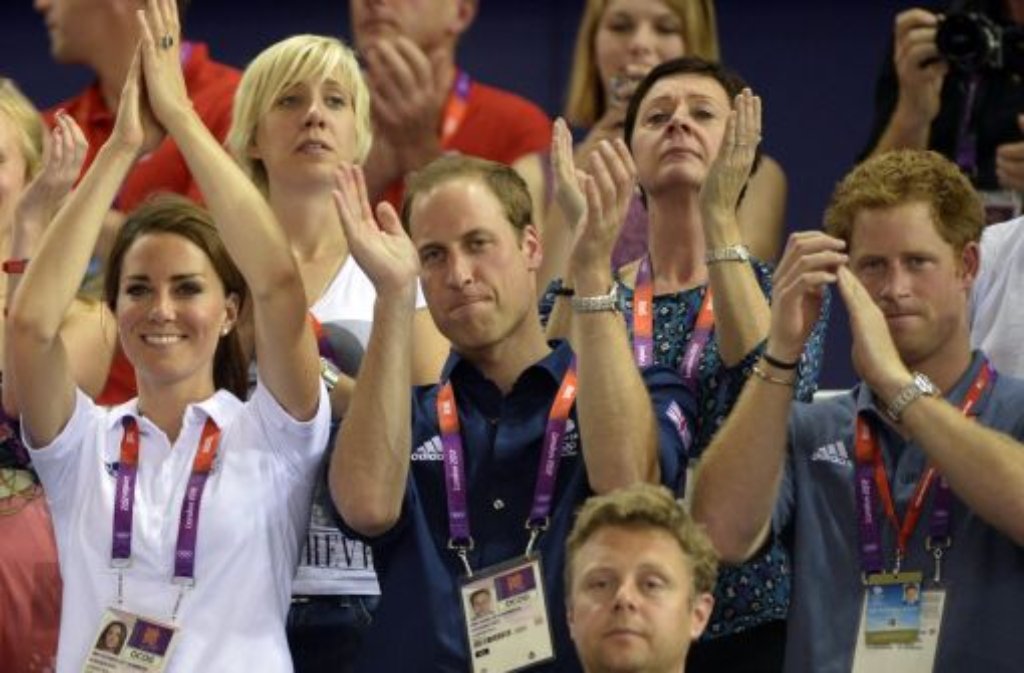 Bei den Olympischen Spielen gab das royale Dreiergespann Harry/William/Kate ein gutes Bild ab und brachte den Windsors viel Sympathien ein, ...