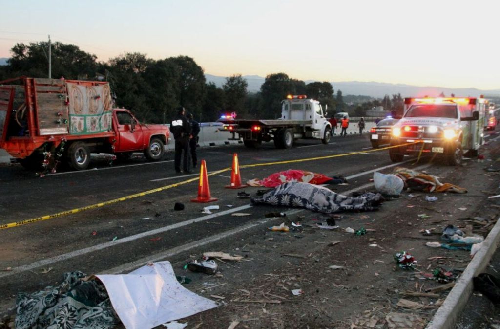 Der Unfall ereignete sich am 12. Dezember bei Santa Rita Tlahuapan in Puebla auf dem Mexico-City-Puebla-Highway, unweit der Hauptstadt Mexiko-Stadt.
