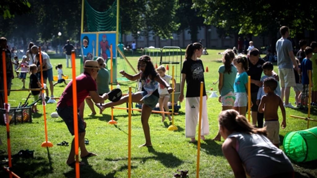  Beim Kinder- und Jugendfestival in Stuttgart bieten die Gemeinschaft Erlebnis Sport und das Jugendamt Einblicke in die hierzulade noch unpopuläre Sportart Cricket – und bringen auf diese Weise Flüchtlingskinder mit anderen Kindern zusammen. 