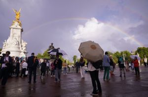 Ein letzter Gruß – Regenbogen strahlte über London