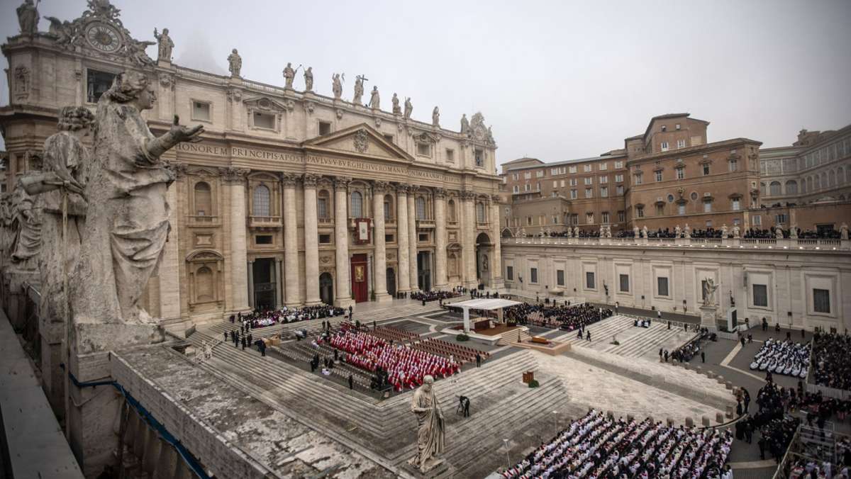 Beisetzung von Benedikt XVI.: Zehntausende Menschen nehmen Abschied von früherem Papst
