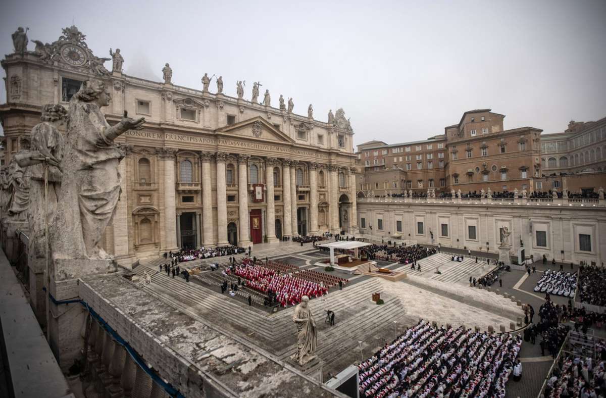 Die öffentlichen Trauermesse für den emeritierten Papst Benedikt XVI. auf dem Petersplatz in Rom.